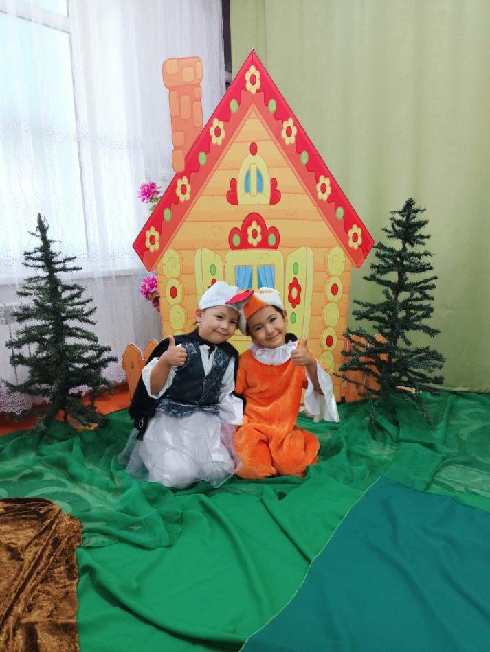 "Мың бала" республикалық мәдени - ағартушылық жобасы атты байқауында "Түлкі мен Тырна" ертегісін сомдаған тәрбиеленушілер Исмазова Умида мен Даузова Хадиджа. Тәрбиеші Ш.Шымбергенова